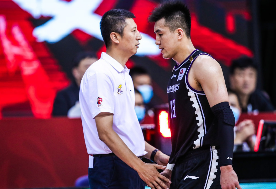 雄鹿完胜四川队，郭艾伦扛起全队