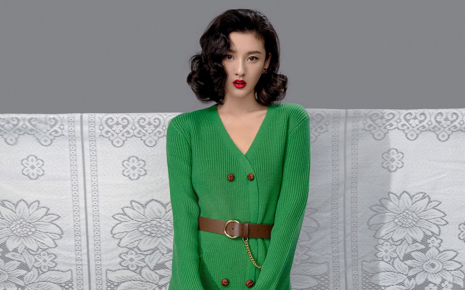 冰岛防守锁死英格兰,伊萨克在英超争冠接管比赛,足球战术的双面镜像